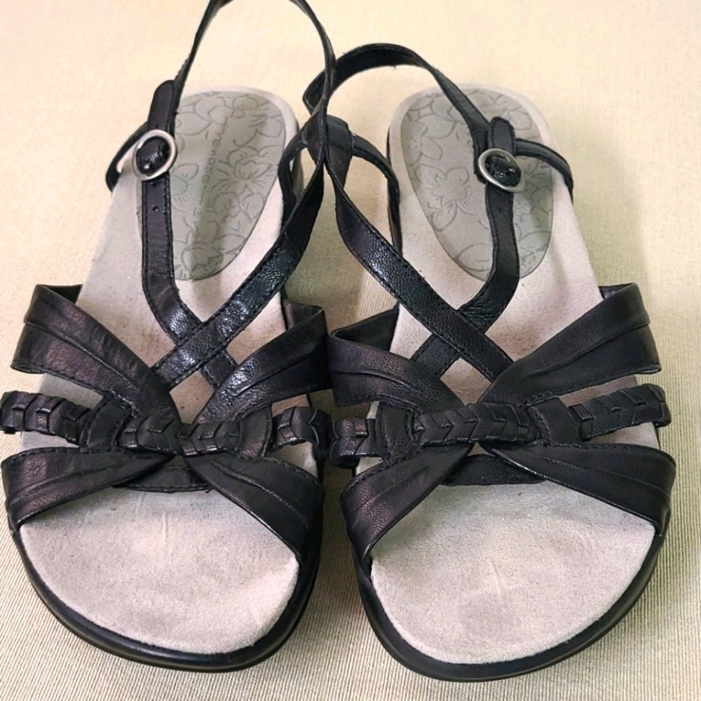 NWOT - BLACK COMFY LEATHER SANDALS Size 7M